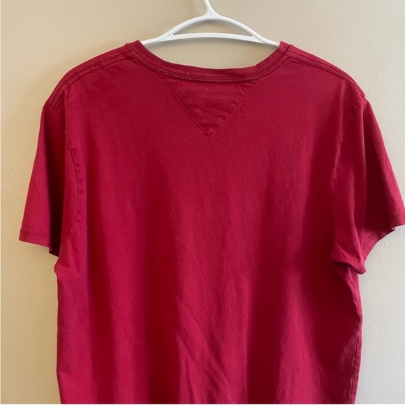 ✌️2/$10✌️ Tommy Hilfiger Men’s Deep Red V-Neck Tee w Logo – Size Medium GUC - Picture 8 of 10